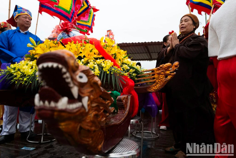 An old woman prays for peace and prosperity. An old woman prays for peace and prosperity.