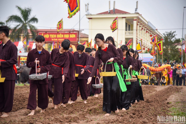 Young men and women sow the first seeds following the ploughing plots of King Le Dai Hanh. Young men and women sow the first seeds following the ploughing plots of King Le Dai Hanh.