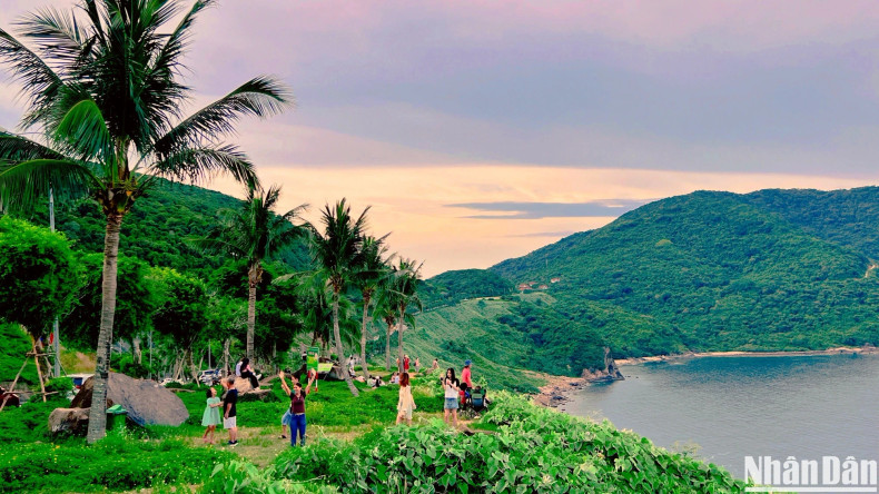 In addition to visitors, many Da Nang residents have not missed this interesting and free experience. Notably, at the sunset viewpoints, trash cans are arranged to contribute to environmental protection. In addition to visitors, many Da Nang residents have not missed this interesting and free experience. Notably, at the sunset viewpoints, trash cans are arranged to contribute to environmental protection.