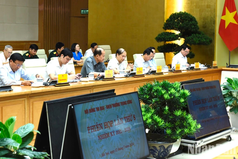 Members of the National Emulation-Commendation Council attend the meeting.