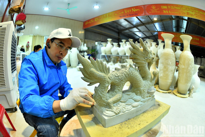 The artisans are making dragon-shaped ceramics. The artisans are making dragon-shaped ceramics.