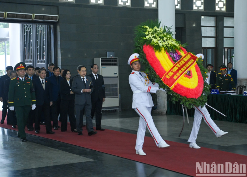 The delegation of the National Assembly of the Socialist Republic of Vietnam, led by National Assembly Chairman Tran Thanh Man, pays respects to General Nguyen Quyet. The delegation of the National Assembly of the Socialist Republic of Vietnam, led by National Assembly Chairman Tran Thanh Man, pays respects to General Nguyen Quyet.