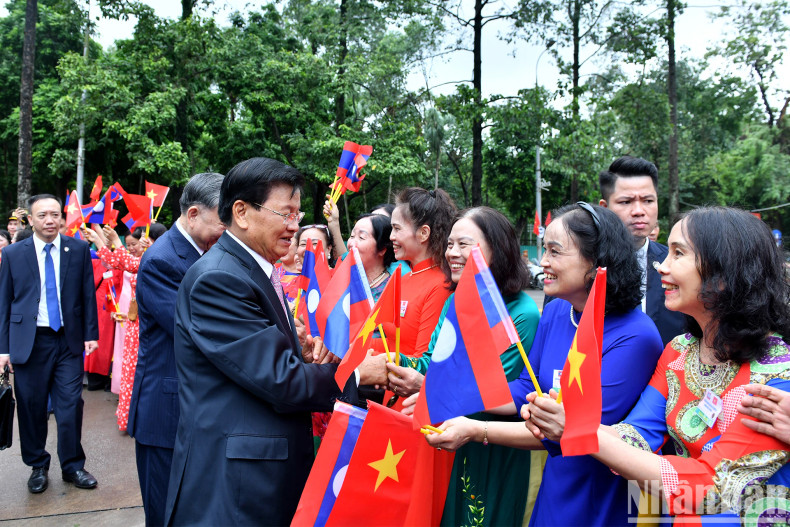Lao Party General Secretary and President Thongloun Sisoulith and Hanoi citizens.