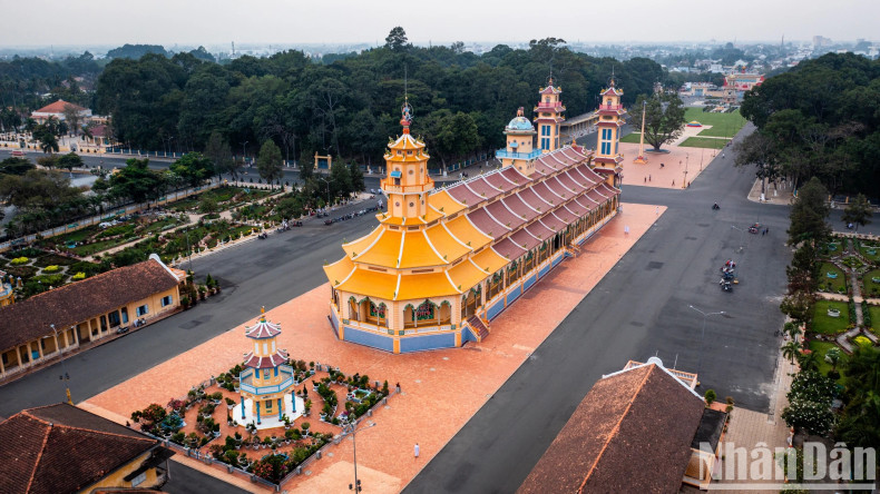 Not only is it an important religious place for Cao Dai dignitaries and followers, the Tay Ninh Holy See is also considered one of the most popular tourist attractions in the Southeast region thanks to extremely unique architecture by the hands of untrained farmers and a long history.