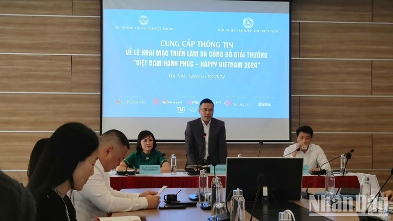Director General of the Department of External Information under the Ministry of Information and Communications, Pham Anh Tuan, provides information on the "Happy Vietnam 2024" photo and video contest.
