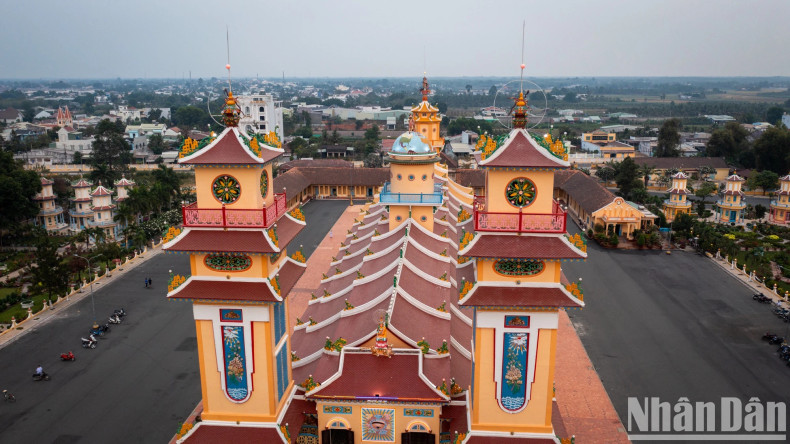 This massive project was built over 20 years (from 1926 to 1947), with five construction stages. During the construction of the Holy See, all stages were constructed by hand and were not based on any papers or drawings, completely relying on the skills of the workers. Strangely, many workers are farmers who have never attended any art school. They successfully created tens of thousands of sculptural patterns and dozens of statues reaching high fine art qualifications.