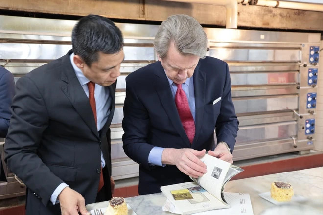Ambassador Dang Hoang Giang (left), Vietnam's Permanent Representative to the UN, and John Murtha, General Manager of Omni Parker House, talk about President Ho Chi Minh. (Photo: VNA)