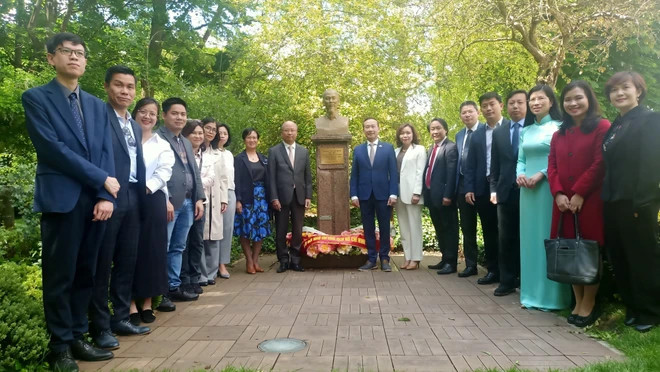 The Vietnamese Embassies in France and Belgium and the authorities of Montreuil city on the outskirts of Paris jointly hold a similar ceremony at the monument dedicated to President Ho Chi Minh at the Montreau Park. (Photo: VNA)