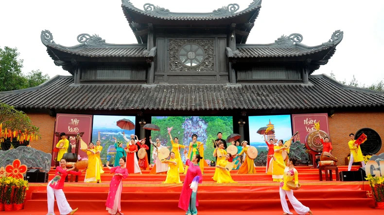 The opening ceremony of Bai Dinh Pagoda Festival also impresses local people and tourists thanks to art programmes imbued with national cultural identity. (Photo: MINH DUONG)