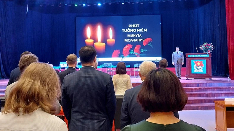 The delegates pay tribute to the heroes who sacrificed for the peace and happiness of humanity. The delegates pay tribute to the heroes who sacrificed for the peace and happiness of humanity.