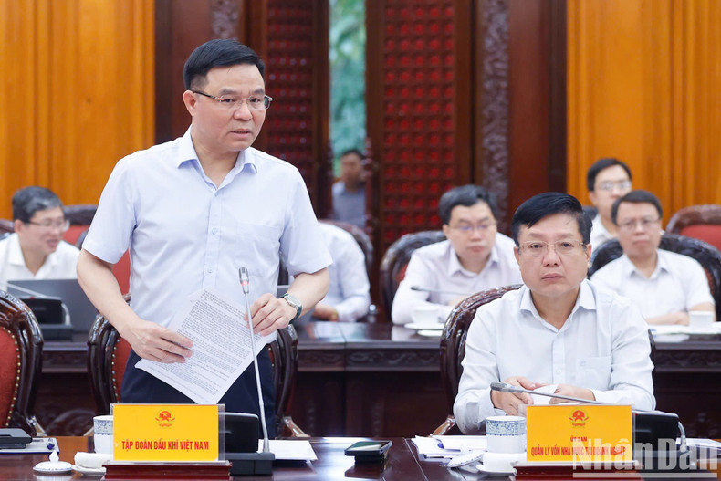 Chairman of the Board of Members of Vietnam Oil and Gas Group (PVN) Le Manh Hung speaks at the meeting.