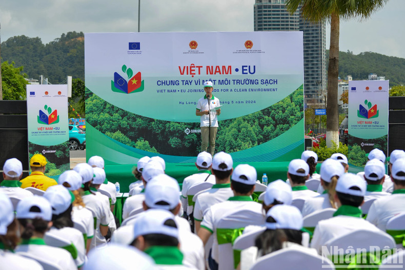 Ambassador and head of the EU Delegation to Vietnam Julien Guerrier gives a remarks at the event.