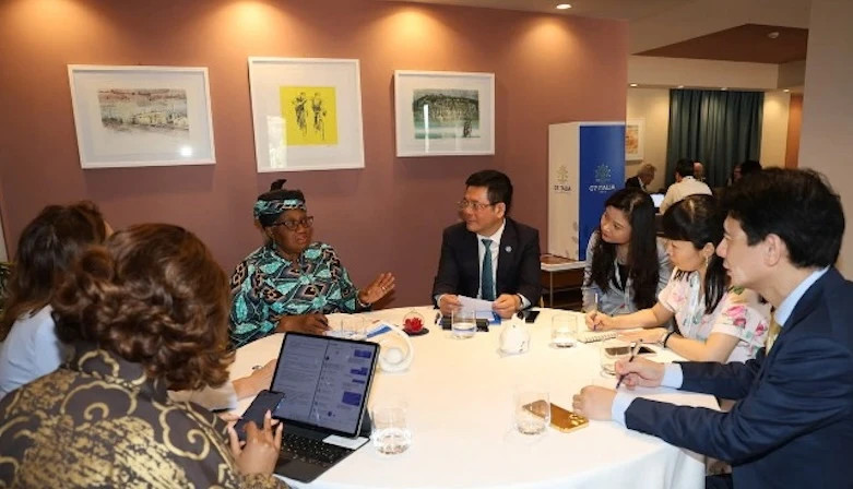 Minister Nguyen Hong Dien works with WTO Director-General Ngozi Okonjo-Iweala.