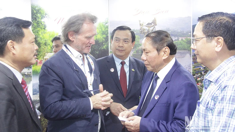 An international guest talks with Minister Nguyen Van Hung at the Vietnam’s pavilion. (Photo: Hai Tien)