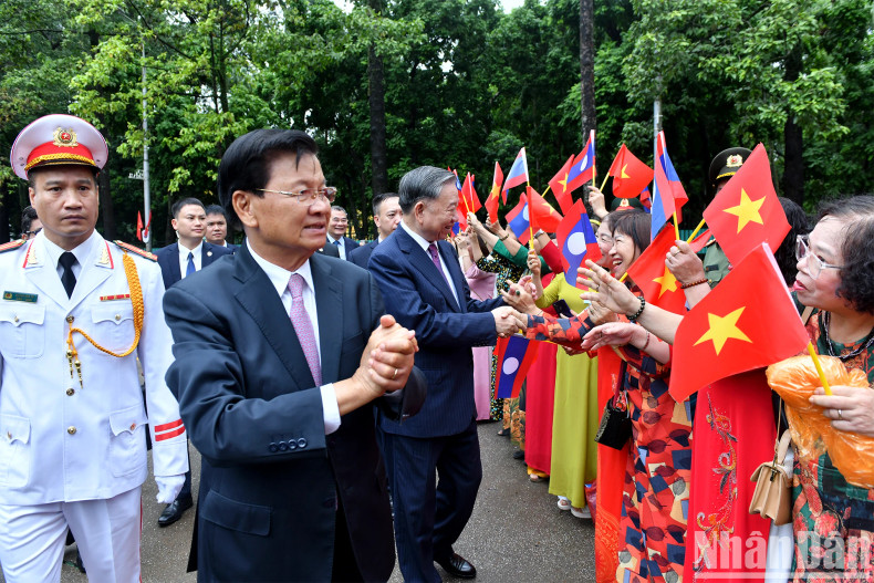 Party General Secretary and President To Lam and Lao Party General Secretary and President Thongloun Sisoulith talk with Hanoi people.