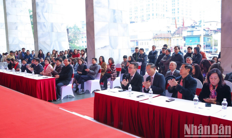 The delegates attend the ceremony. The delegates attend the ceremony.