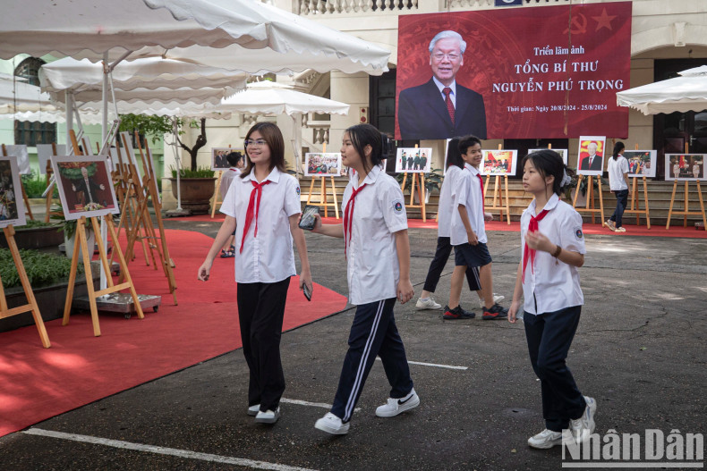 Students from Hoan Kiem Secondary School view the exhibition. Students from Hoan Kiem Secondary School view the exhibition.