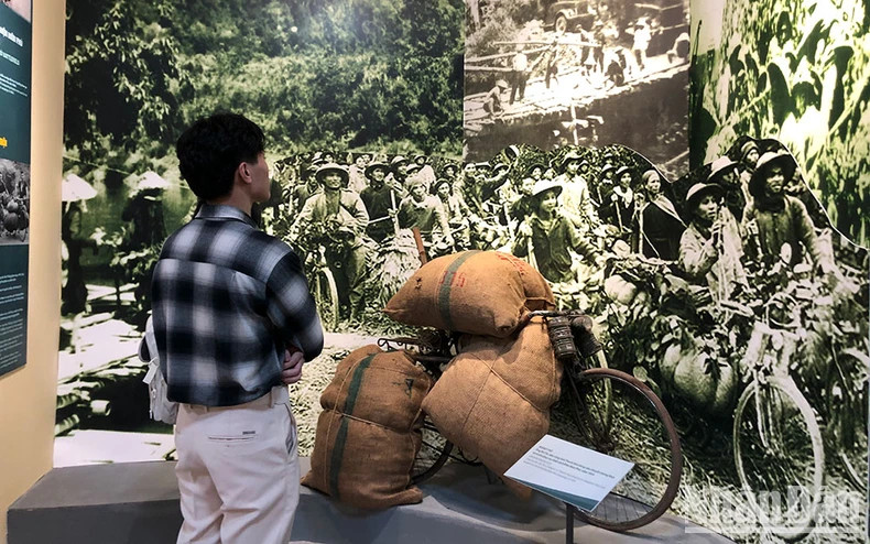 The cart of Bui Tin, a frontline worker from Thanh Hoa Province, serving the campaign.