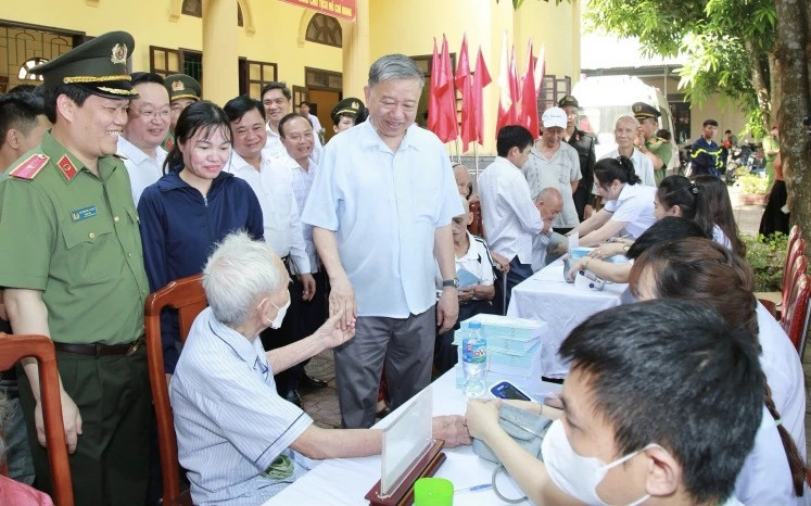 General To Lam encourages local people who are being treated Public Security doctors in Nam Dan District.