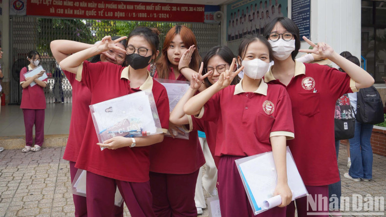 Many candidates at the Tran Van On Secondary School exam site, in District 1, assess the Literature test quite easily. Many candidates at the Tran Van On Secondary School exam site, in District 1, assess the Literature test quite easily.