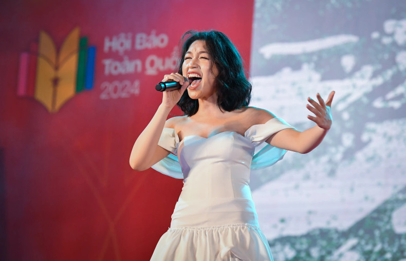 Ha My, female main singer of the band Ha Di, “burned” the stage with her powerful voice. She said the performance at a special stage within the framework of the 2024 National Press Festival was a pressing but exciting challenge.