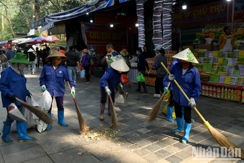 The environmental sanitation of the Huong Son Scenic Relic and Huong Pagoda Complex has been guaranteed.