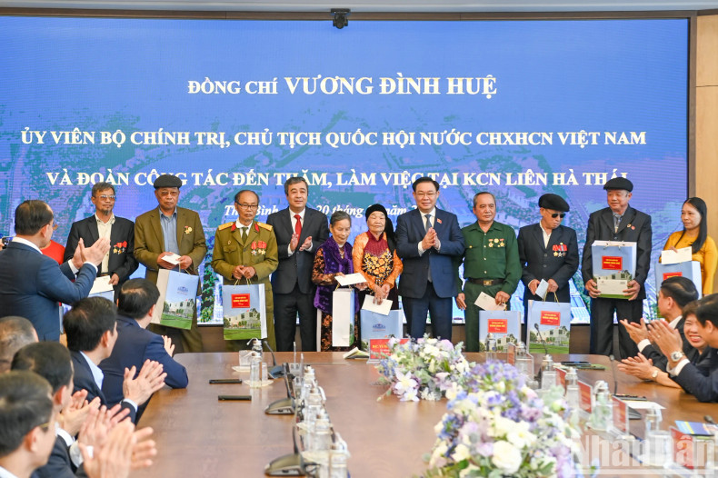 NA Chairman Vuong Dinh Hue presents gifts to policy beneficiaries and poor households at Lien Ha Thai Industrial Park.