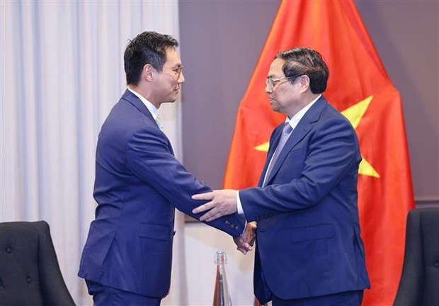 PM Pham Minh Chinh (R) receives Lu Yi-hua, Chief Representative of the Asia-Pacific Region of Corio Company of Macquarie Group - a multi-industry, multinational financial group operating in financial investment and infrastructure development. (Photo: VNA)