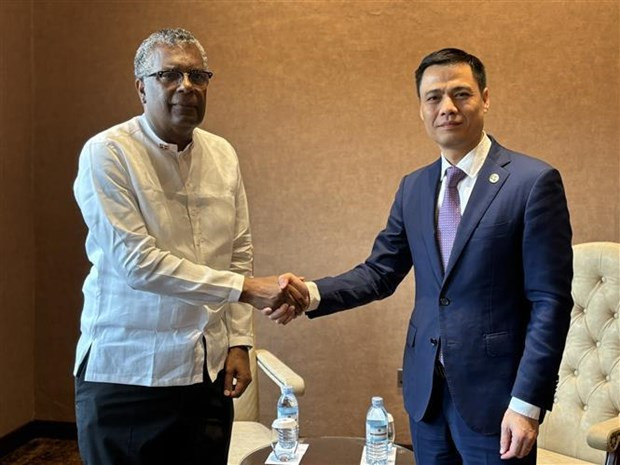 Ambassador Dang Hoang Giang, Permanent Representative of Vietnam to the UN, and the Minister of Foreign Affairs of The Bahamas. (Photo: VNA) Ambassador Dang Hoang Giang, Permanent Representative of Vietnam to the UN, and the Minister of Foreign Affairs of The Bahamas. (Photo: VNA)