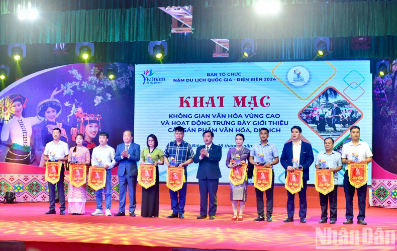 The organising board presents souvenir flags to the delegations participating in the event.