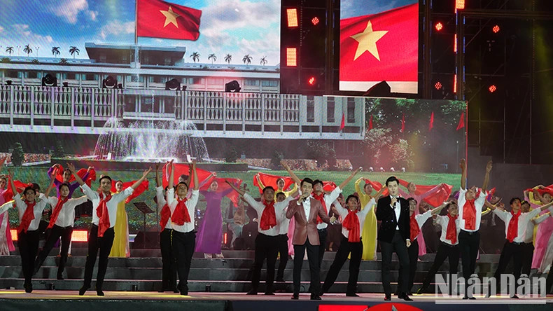 Singers Ho Trung Dung and Dao Mac perform the songs "Gui Nang Cho Em" (Sending you sunshine) with music by Pham Tuyen and poetry by To Huu) and "Mua xuan tren thanh pho Ho Chi Minh (Spring in Ho Chi Minh City) by Xuan Hong. Singers Ho Trung Dung and Dao Mac perform the songs "Gui Nang Cho Em" (Sending you sunshine) with music by Pham Tuyen and poetry by To Huu) and "Mua xuan tren thanh pho Ho Chi Minh (Spring in Ho Chi Minh City) by Xuan Hong.