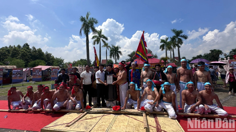 The organising committee presents certificates to the tug-of-war teams of Huu Chap Village.