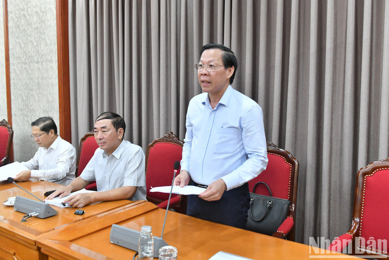 Chairman of Ho Chi Minh City People’s Committee Phan Van Mai presents a report at the meeting. Chairman of Ho Chi Minh City People’s Committee Phan Van Mai presents a report at the meeting.
