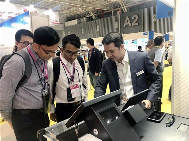 Visitors at a stall of the expo on its opening day. (Photo: VNA) Visitors at a stall of the expo on its opening day. (Photo: VNA)
