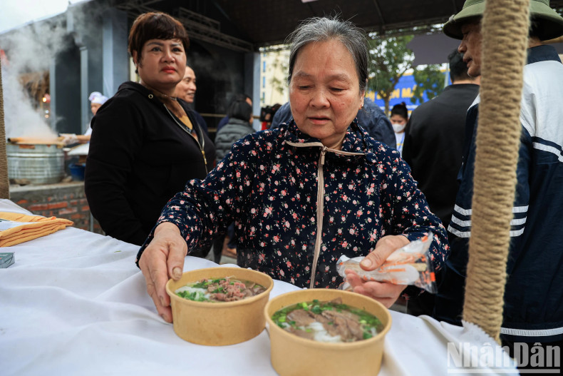 Le Thi Huu (Nam Dinh City) shared that she and her family’s members were present early in the morning to enjoy bowls of ‘pho’ at the festival. However, she was unable to buy ‘pho’ until 9am because the stalls were busy preparing to serve the very large number of people lining up. Le Thi Huu (Nam Dinh City) shared that she and her family’s members were present early in the morning to enjoy bowls of ‘pho’ at the festival. However, she was unable to buy ‘pho’ until 9am because the stalls were busy preparing to serve the very large number of people lining up.