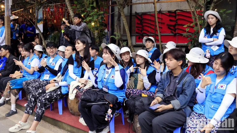 Foreign visitors attend the opening ceremony for Da Lat Art Street. Foreign visitors attend the opening ceremony for Da Lat Art Street.
