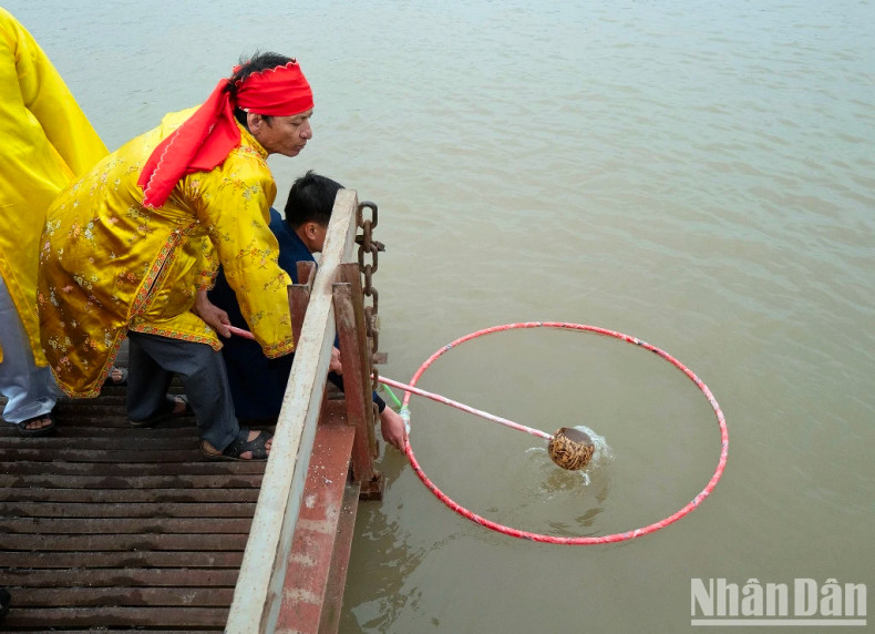 After the ceremony, water is drawn from the middle of Thuong River. After the ceremony, water is drawn from the middle of Thuong River.
