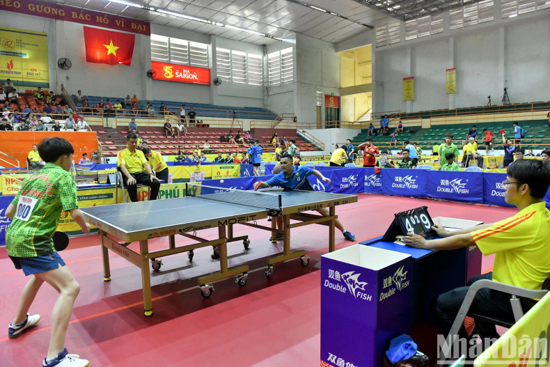 Dinh Anh Hoang, also known as Hoang "Max", still maintains his passionate playing style. Dinh Anh Hoang, also known as Hoang "Max", still maintains his passionate playing style.