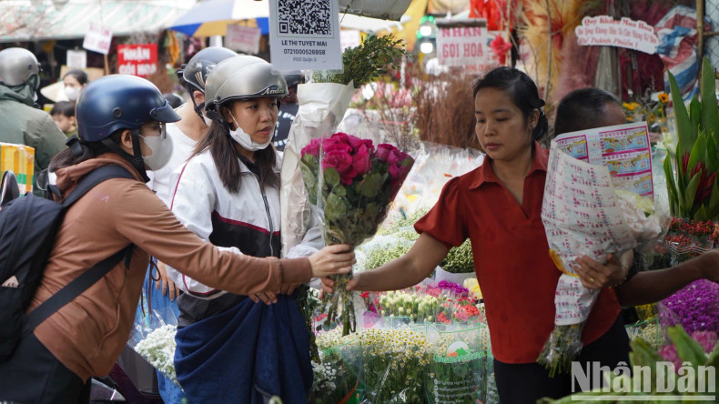 This year, due to the difficulties in economic situation, people's demand for flowers is lower than last year, a small trader shared.