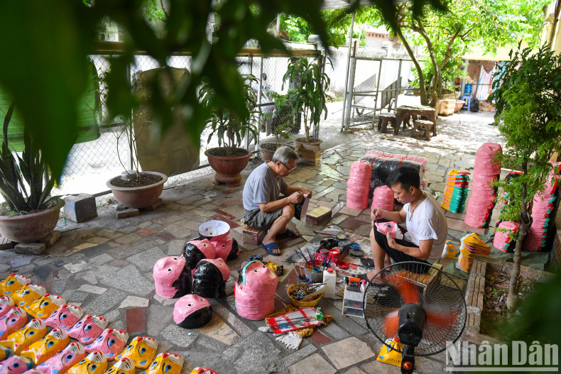 Vu Huy Dong, who has been in the craft for over 40 years, shared that about ten years ago, traditional toys struggled to compete with imported toys, but in recent years, traditional toys have been making a strong comeback. Vu Huy Dong, who has been in the craft for over 40 years, shared that about ten years ago, traditional toys struggled to compete with imported toys, but in recent years, traditional toys have been making a strong comeback.