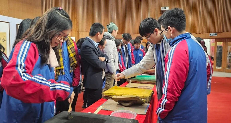 The space to experience Dong Ho folk paintings on Do paper attracts a large number of students. The space to experience Dong Ho folk paintings on Do paper attracts a large number of students.