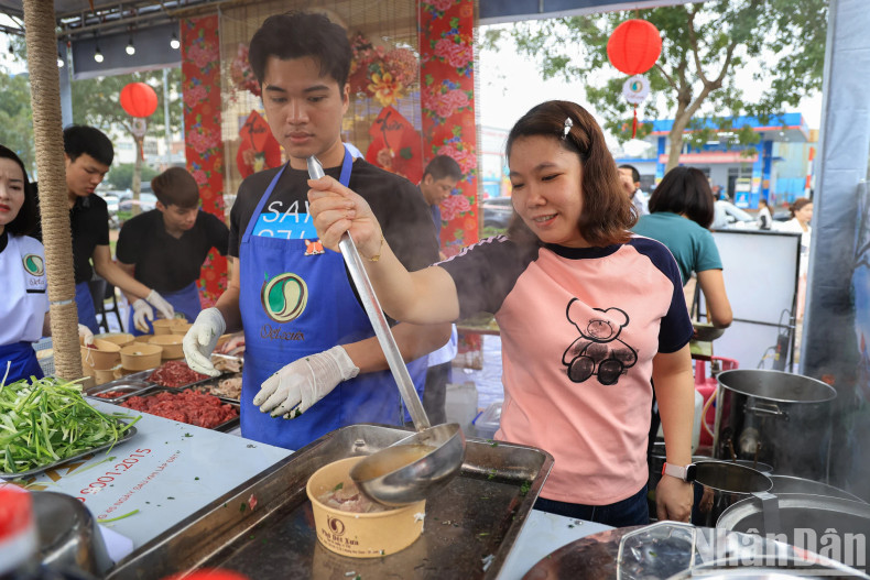 A chef from the ‘Pho Det Xua’ Restaurant said they sold nearly a hundred bowls of ‘pho’ within just one hour. A chef from the ‘Pho Det Xua’ Restaurant said they sold nearly a hundred bowls of ‘pho’ within just one hour.