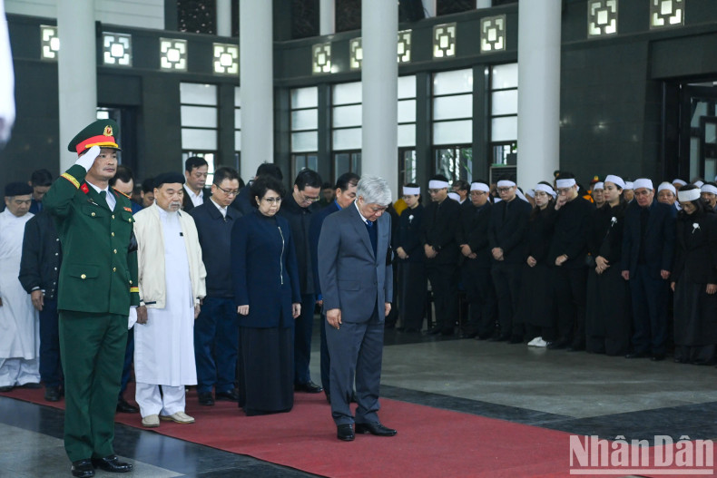 The delegation of the Vietnam Fatherland Front Central Committee, led by President Do Van Chien, pays respects to General Nguyen Quyet. The delegation of the Vietnam Fatherland Front Central Committee, led by President Do Van Chien, pays respects to General Nguyen Quyet.