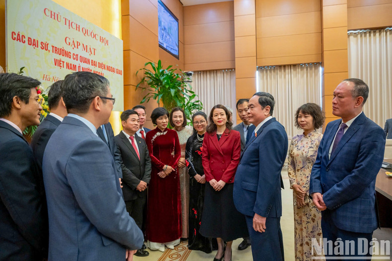 The NA leader discusses with ambassadors and heads of Vietnam's representative offices abroad at the meeting.