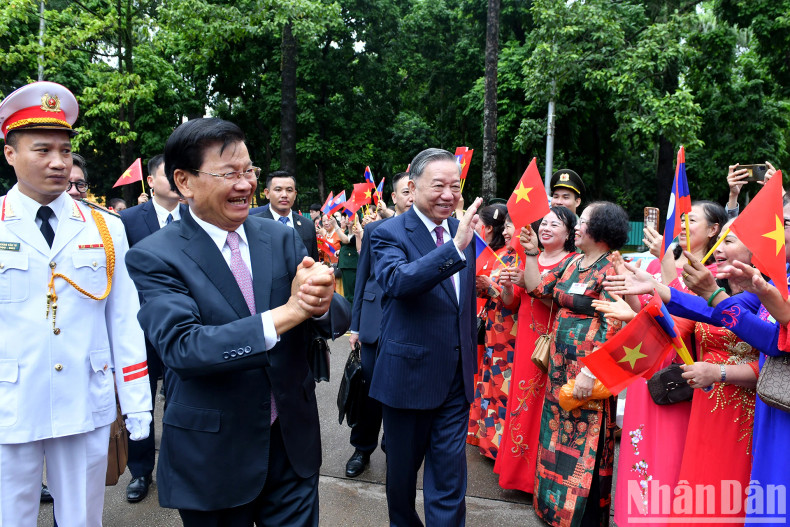 Hanoi citizens welcome General Secretary of the LPRP Central Committee and President of Laos Thongloun Sisoulith. Hanoi citizens welcome General Secretary of the LPRP Central Committee and President of Laos Thongloun Sisoulith.