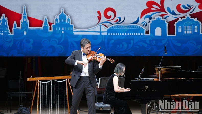 Artist Bui Cong Duy plays the violin solo. Artist Bui Cong Duy plays the violin solo.