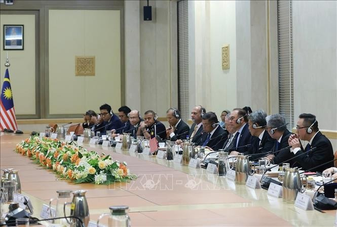 Prime Minister Anwar Ibrahim and members of the Malaysian delegation at the talks with Party General Secretary To Lam. (Photo: VNA) Prime Minister Anwar Ibrahim and members of the Malaysian delegation at the talks with Party General Secretary To Lam. (Photo: VNA)