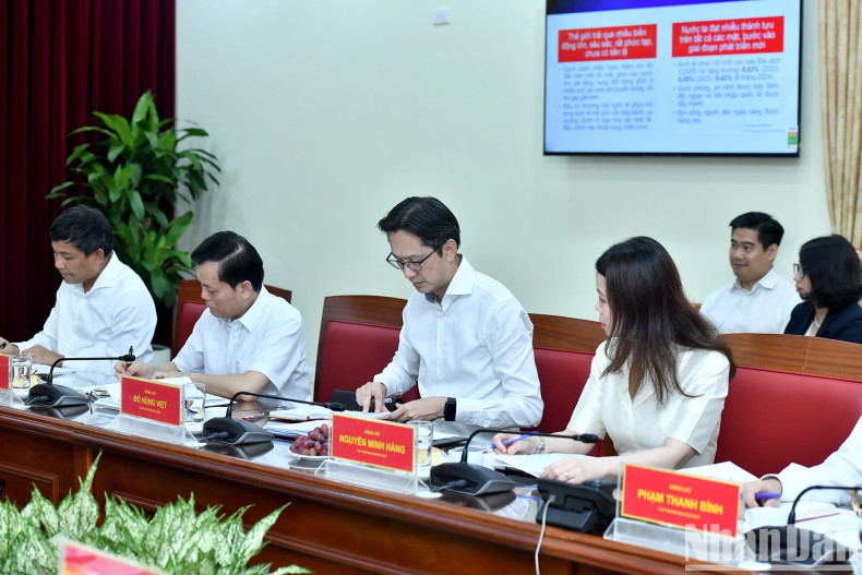 The delegates attend the working session.