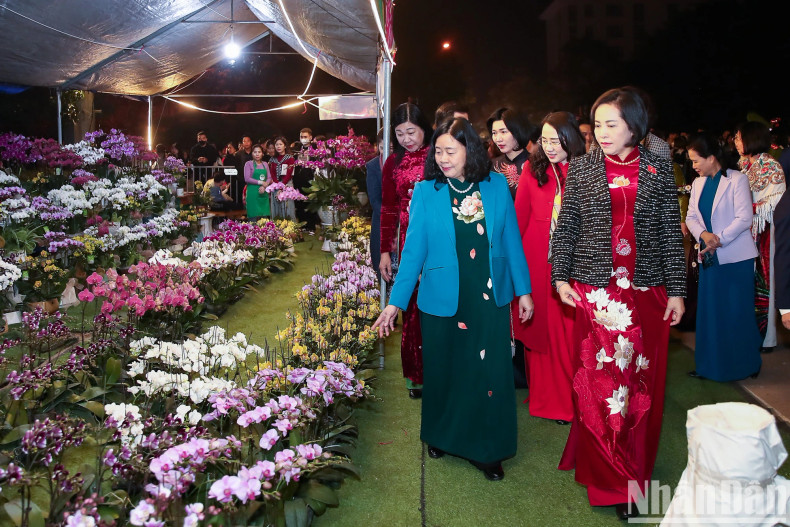 Bui Thi Minh Hoai, Politburo member and Secretary of the Hanoi Municipal Party Committee, and other delegates visit the pavilions featuring flowers. Bui Thi Minh Hoai, Politburo member and Secretary of the Hanoi Municipal Party Committee, and other delegates visit the pavilions featuring flowers.