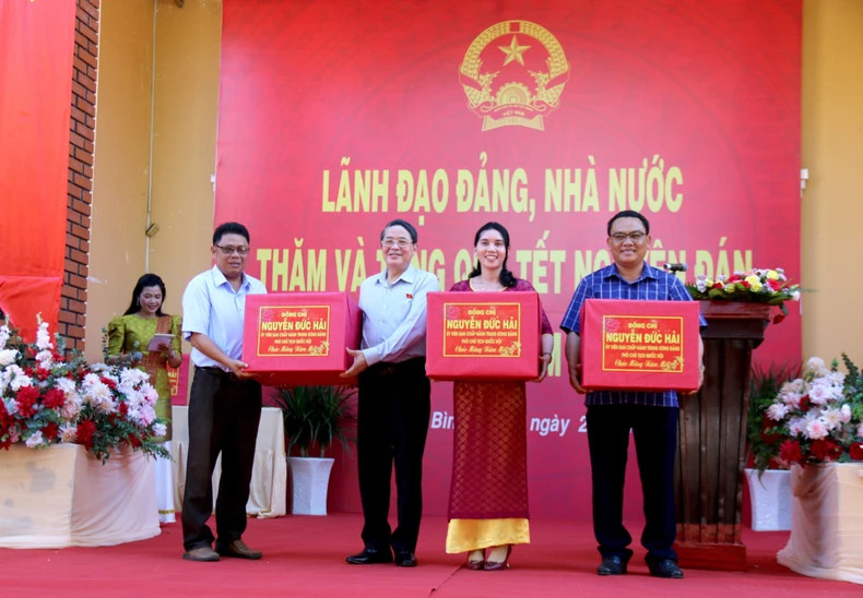 NA Vice Chairman Nguyen Duc Hai presents Tet gifts to representatives of Phan Thanh, Phan Hiep, and Phan Hoa communes.